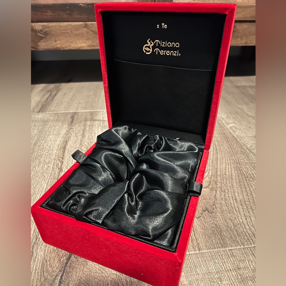 Tiziana Terenzi beautiful pillow box (pillow portion is removable)